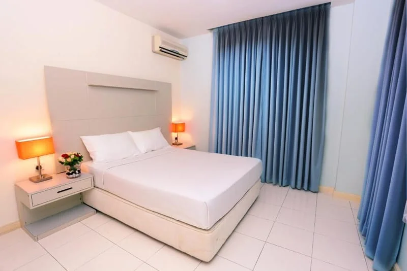 1 Queen Bedroom + Living Room