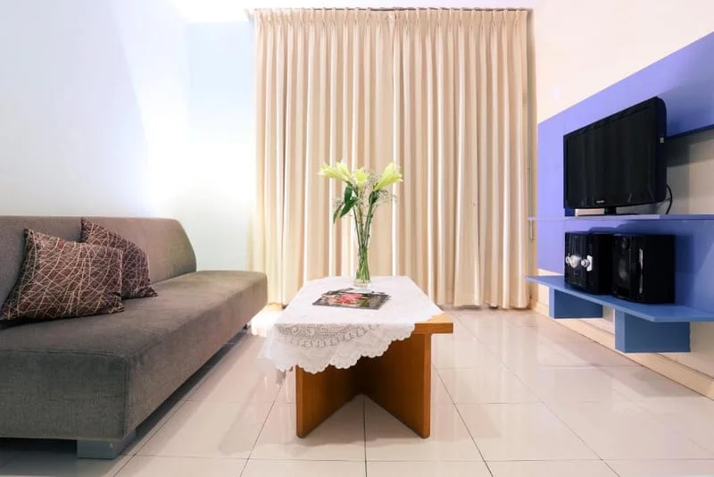 1 Queen Bedroom + Living Room