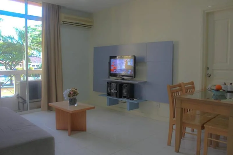 1 Queen Bedroom + Living Room