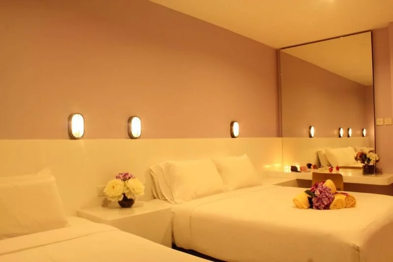 1 Single Bed + 1 Queen Bed + 2 Double Beds